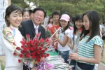 성년의 날인 16일, 전북대 두재균 총장은 올해 만 20세가 된 학생들에게 ‘사랑의 장미꽃’을 선물하였다.