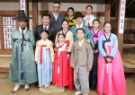 SBS 대하드라마 &#039;토지&#039; 제작발표회를 마치고 제작진과 출연진이 함께 기념촬영.