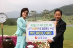 광주은행(은행장 정태석)은 5월 17일 파인힐스CC에서『광주비자카드 홀인원상』시상식을 열고, 파인힐스CC와 홀인원 약정 후, ‘파인힐스CC’ 레이크 3번홀에서 첫 홀인원을 기록한 