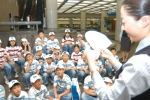 신한은행 직원이 평창 면온초등학교 학생들에게 영업점에서 금고 및 산폐(현금세기) 시범을 보이고 있으며 한 학생이 직접 돈을 세보고 있는 사진.