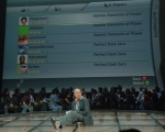 5월 16일 월요일 (현지시간) 미국 로스앤젤레스 슈라인 오디토리움(Shrine Auditorium)에서 열린 Xbox 브리핑에서 Xbox 360을 시연중인 마이크로소프트의 제이 