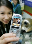 LG텔레콤(사장 남 용/www.lgtelecom.com)이 가정이나 소규모매장, 대형사업장에 설치된 모든 CCTV 영상을 원격지 및 이동중에도 휴대폰 화면으로 볼 수 있는 ‘ez-