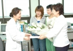 건양대 공연의상학과(학과장 : 박은희 교수) 학생들은 5월 18일(수) 오전 11시에 건양대병원 사회사업팀을 찾아 생활형편이 어려운 소아환자들을 위해 써달라며 일백만원의 성금을 전