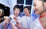EXPO COMM KOREA 2005에 선보인 'Real MP3 뮤직폰(KP4400/LP4400)'을 보고 관람객들이 감탄하는 표정을 짓고 있다.
