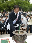 이명박서울특별시장이 5.18민중항쟁 제25주년기념 서울행사에서 헌화하였다.