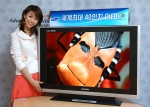 「OLED」도 대형화 시대에 본격 진입했다! 삼성전자는 세계최초로 세계최대 크기의 TV용 40인치 능동형(AM) OLED를 개발했다고 밝혔다. 10인치 이하 모바일用 OLED, 2