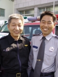 119 에디슨이라 불리우는 제주소방서 김영근(46세)소방위와 강익철(43세)소방장 : 사진 왼쪽 김영근, 오른쪽 강익철. 