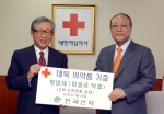 (주)한국신약 한만우 회장(사진 오른쪽)이 한완상 韓赤 총재에게 평양적십자병원 지원을 위한 의약품 기증서를 전달하고 있다 