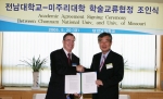전남대는 20일 오후 1시40분 접견실에서 강정채 총장과 미주리대학 브래디 디튼총장 등이 참석한 가운데 학술교류협정 조인식을 개최했다. 