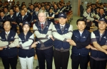이날 GM DAEWOO 닉 라일리(Nick Reilly) 사장(왼쪽에서 3번째)과 대우인천차 김석환(왼쪽에서 1번째) 사장, 박윤배 부평구청장(오른쪽에서 2번째), 사회봉사단원들이
