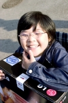 LG전자 평택공장을 방문한 윤예경 어린이(11)가 노트북PC 생산라인 견학중 본인 얼굴이 그려진 자신만의 노트북을 깜짝선물 받고 활짝 웃고 있다.