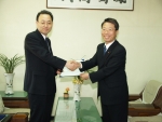경남은행(은행장 정경득)은 25일 오전 11시 경상대학교 기획처장실에서 경상대학교 발전기금 금일봉을 전달했다. 정덕윤 진주남지점장(오른쪽)이 백종국 기획처장에게 기금을 전달하며 악