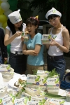 네티즌이 선정한 아줌마의 날(5월31일)을 앞두고, CJ는 백설 행복한 콩 두부 출시를 기념해 25일 서울 반포 아파트 단지에서 클래식 선율이 흐르는 가운데 ‘아줌마들을 위한 행복