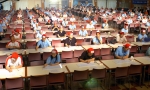 200여 명의 본선 진출자들이 골든벨을 울리기 위해 진지하게 문제를 풀고 있다.
