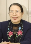 첫 개인전 여는 부경대 최고령 대학생 신임순 씨. 