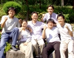신입사원 멤버들(좌로부터 김한섭, 김지혜, 황인범, 박진한, 정경원)과 취업정보실 권오상 씨(뒤)