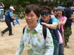 SK텔레콤 직원 가족들이 시각장애인들과 함께 대구의 비슬산 자연휴양림을 산행하고 있는 모습