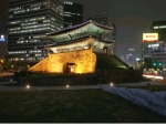서울시에서는 5.27 숭례문광장 개장에 맞추어 숭례문의 노후된 경관 조명시설을 대폭 개선 보완하여 숭례문을 우아하고 정적이며 당당하게 서 있는 모습으로 도심속 빌딩과 어울릴 수 있