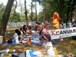 독도사랑 그려요! 독도사랑을 주제로 5월 28일 충주 탄금대와 경남 울산공원에서 열린『XCANVAS 독도사랑 어린이 그림대회』에 참가한 어린이들이 그림 그리기에 열중하고 있다.
