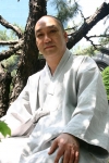 경북 포항 연화산 대성사 운붕 주지. 출가 34년째를 맞이한 대한불교 조계종 소속 현역 승려다. 이런 그가 데뷔앨범을 내고 세속을 노래하고 있다.