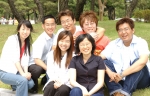 사진 앞줄 왼쪽부터 시계반대방향으로 부경대 신문방송학과  이영경 김민영 정판도 김현진 신지환 강보경 김혜영 씨.