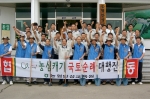 농협안성교육원(원장 김상도)은 '05년 6월 2일 교육원 본관에서 전국 9개도의 농촌마을 현장체험에 나설『농심캐기 국토순례단』 출정식을 가졌다.