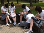 국립 경상대학교 인문대학은 3일 오전 11시 전국 고교생 500여명이 참석한 가운데 제12회 고교생 백일장을 개최했다. 백일장에 참가한 고교생들이 운문 '얼룩',