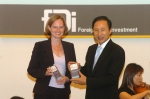 Financial Times Business 그룹이 발행하는 외국인직접투자 전문매거진인『fDi』에서는 이명박 서울시장을『 2005년 ‘세계의 인물’ 대상 수상자(the overal