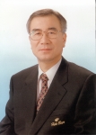 공주대학교는 6월 10일(금) 오전 11시 대회의실에서 최석원 총장은 하이트 맥주 윤종웅(尹鍾雄, 50년생, 사진) 대표이사에게 명예경영학박사 학위를 수여한다. 