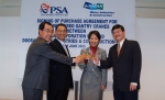 두산중공업 홍성은 부사장(왼쪽 두번째)이 싱가포르 PSA사 그레이스 푸(Grace Fu) 동남아시아 지사장과 계약체결 후 축배를 들고 있다.
