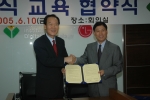 LG전자는 10일 고객서비스부문장 이상용 상무와 임직원, 연암공업대학 정광수 학장과 교직원 등 30여명이 참석한 가운데 산학연계 조인식을 가졌다. 정광수 학장(왼쪽)과 이상용 상무