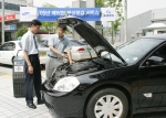 르노삼성자동차 양평사업소 (서울)를 찾은 고객이 6월 13일 (월) 부터 17일 (금)까지 전국 34개 직영 정비점에서 실시하는 에어컨 무상 점검 서비스를 받으며, 르노삼성의 정비