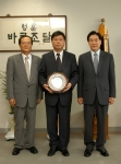 조달청(청장 崔庚洙)은 ‘나라장터’ 이용자 상시 교육과 고객방문 마케팅 활동, 계약업무집행기준 마련 등으로 조달사업 신장 및 전자조달 확산 등에 기여한 부산지방조달청 윤대식(尹大植