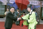한컴 오피스 2005의 응용, 활용능력을 평가한 지과에서 장원급제의 변수였던 한/글 2005부분을 만점을 받아 장원을 차지한 약관(弱冠)의 김성희씨(21세, 대학생)과 시상하는 한