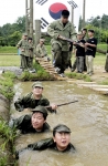 지난해 청소년독립군 여름캠프에 참가한 청소년들이 일제 강점기 신흥무관학교 독립군의 병영및 유격훈련을 체험하고 있다.