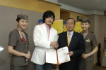 13일(月) 오후 오쇠동 아시아나항공 본사에서 인기배우 권상우씨가 아시아나항공 박찬법 사장으로 부터 「아시아나항공 홍보대사 위촉장」을 수여 받고 있다. 