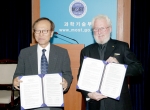 과학기술부와 광주과학기술원(GIST, 원장 나정웅)은 14일 전도성 고분자에 관한 선도적 연구로 2000년 노벨화학상을 수상한 미국 캘리포니아대학 산타바바라 캠퍼스의 히거(Alan