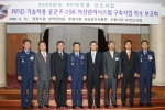 KT 및 공군 군수사령부 관계자들이 자산관리시스템 구축 계약체결 후 기념촬영을 하고 있다. 좌측부터 공군군수사령부 참모장 대령 김선양, 한국전산원 RFID/USN 팀장 정부만, K