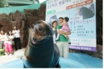 연습도중 관람객들과 함께 사진을 찍는 방울이