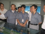 중국 국가발전위원회 마개 주임(앞줄 왼쪽 4번째)이 한영길 한국타이어 중국본부장(왼쪽 두번째)으로부터 한국타이어 중국 가흥공장 현황에 대하 설명을 듣고있다.