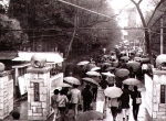 경상대학 시절의 정문(칠암동, 1975, 현 의과대학 정문)
