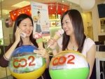 데이콤 ‘Cool Summer Festival’에 참여한 국제전화 002 고객이 아이스크림을 즐기고 있다. 