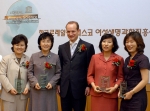 “2005 한국 로레알-유네스코 여성생명과학진흥상”의  본상 수상자로 서울여대 이연희 교수가 결정되었다. 왼쪽부터 김영미 교수, 이연희 교수, 로레알코리아 클라우스 파스벤더 사장,
