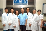 전북에서 처음으로 생체 간이식에 성공한 전북대학교병원 의료진. 수술팀을 이끈 조백환 교수(우측에서 세 번째․간담췌․이식외과)와 수술에 참여한 곽효성(진단방사선