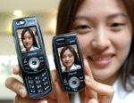 삼성전자가 '얼굴 표정효과' 등 다양한 기능을 두루 갖춘 초소형 멀티폰(SCH-V730/SPH-V7300)을 출시한다. '얼굴 표정효과'를 이용
