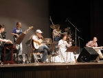 21일 저녁 충북 증평문화회관에서 ‘강은일 해금플러스’ 멤버들이 지역 주민과 풀무원 가족들을 위해 국악과 재즈를 접목한 음악을 연주하고 있다.