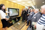 LG전자 본사를 방문한 그리스 참전용사들은 PDP, LCD TV, 양문형 냉장고 등 LG전자의 첨단 가전제품을 둘러보았다. 사진은 LG전자 관계자로부터 55인치 LCD TV에 대해