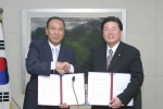 전주지방노동사무소(소장 박영순)와 전북대학교(총장 두재균)가 학생들의 취업활성화를 위해 6월 22일(수) 오전 11시 30분 대학 본부 4층 총장실에서 협약을 체결하였다.