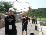 다물평생교육원이 기획한 심신수련과 역사체험을 위한 생활교육장 선무대(仙舞臺) 국궁을 쏘고 있는 학생들.
