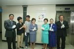 여성가족부 현판 제막식. (좌로부터) 최창한(崔昌漢)- 한국보육시설연합회 회장, 박미경(朴美景)-말아톤의 실제 인물인 배형진씨 어머니, 김애실(金愛實)- 국회 여성위원회 위원장, 